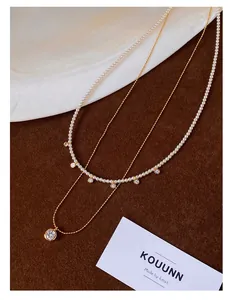Dettaglio di un set di collane minimaliste placcate in oro 18k con perle e zirconi