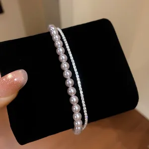 Detailansicht eines eleganten zweilagigen Armbands mit Perlen und Zirkonia
