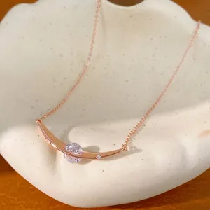Elegante roségouden ketting met ronde zirkonia hanger op een wit schelpenplateau