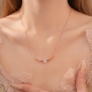 Elegante roségouden ketting met gebogen hanger en zirkoon gedragen door model