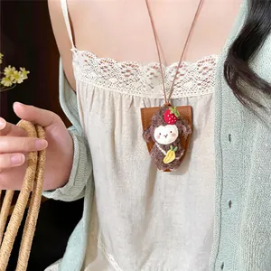Schattige schapenpop hanger ketting met aardbei detail aan bruin lederen koord