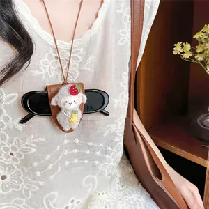 Schattige witte lamsvilt pop ketting met leren koord en handige zonnebrilhouder