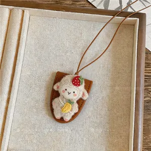Handgemaakte pluche schaap hanger ketting met leren koord en schattige aardbei