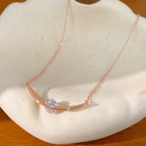 Elegante roségoldene geschwungene Halskette mit runden Zirkonia-Steinen im Detail