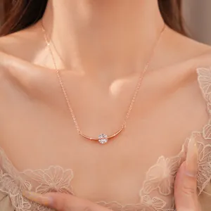 Elegante Nahaufnahme der Roségoldkette mit gebogenem Anhänger und Zirkon am Modell.