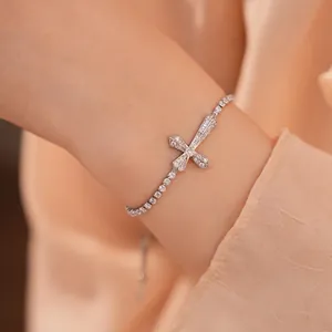 Bracelet élégant en argent avec croix en zircon sur poignet féminin