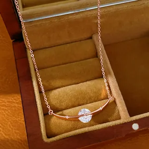 Nahaufnahme der roségoldenen Halskette mit gebogenem Stab und Zirkonia in einer Box