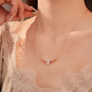 Nahaufnahme einer eleganten rotgoldenen Halskette mit einem funkelnden runden Zirkonia