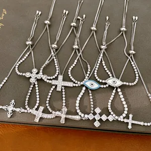 Gedetailleerd overzicht van verzilverde armbanden met zirkonia bedels en boze oog motieven