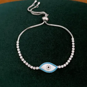Gedetailleerd overzicht van een verstelbare zilveren armband met schelpoogmotief en blauwe zirkoon.