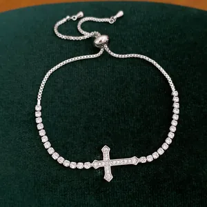 Close-up van sprankelende zirkonia kruis tennisarmband met verstelbare schuifsluiting