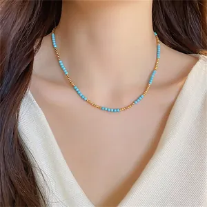 Vue détaillée du collier perlé plaqué or 18 carats avec pierres turquoise sur un mannequin.