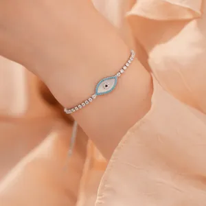 Detail van een elegante evil eye armband met zirkonia en schelp