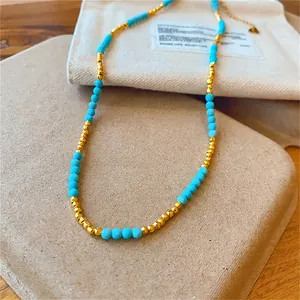 Détail d'un collier de perles rétro plaqué or 18 carats avec pierres bleues turquoise