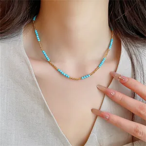 Gros plan détaillé du collier en perles plaqué or 18 carats avec pierres turquoise