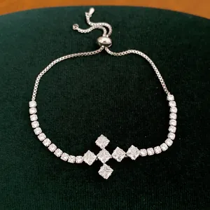 Close-up van verstelbare zilveren zirkoon armband op donkergroene fluwelen basis