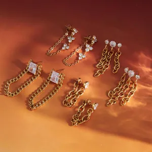 Vue détaillée des boucles d'oreilles à franges et clous en zircon carré en acier doré