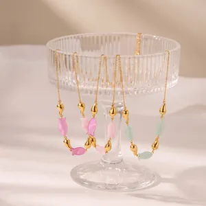 Detailweergave van de roestvrijstalen ketting met acryl vissen en gouden druppels.