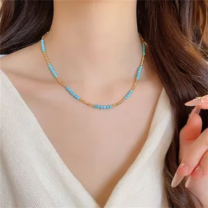 Gros plan détaillé d'un collier de perles délicat plaqué or 18 carats avec pierres bleues