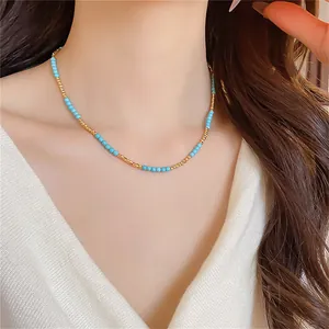 Gros plan d'un collier de perles turquoise plaqué or 18 carats sur un mannequin