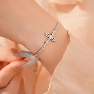 Prachtig detail van een sprankelende zirkonia kruisarmband elegant om de pols gedragen