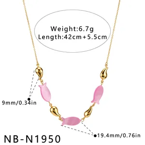 Detailweergave van de ketting met roze vissen en gouden druppels en afmetingen.