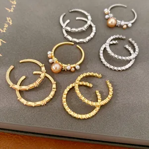 Detailansicht eines 18k vergoldeten verstellbaren Ring-Sets mit Perlen und Zirkonia