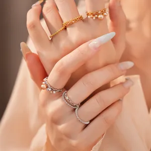 Detailansicht des 5-teiligen vergoldeten Ring-Sets mit Zirkon und Perlen am Model