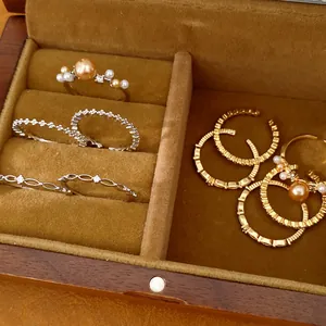 Detailaufnahme eines vergoldeten Schmucksets mit Perlen und Zirkonia in einer Samtbox
