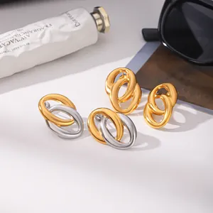 Detailweergave van elegante geometrische vervlochten tweekleurige oorbellen met 18K vergulding
