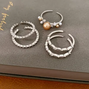 Detailansicht von 18 Karat vergoldetem Zirkon- und Perlen-Ring-Set mit fünf einzigartigen Stilen
