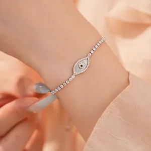 Prachtig macro-overzicht van een zilveren zirkoonarmband met een oogbedeltje van parelmoer