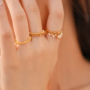 Elegantes Set aus 18 Karat vergoldeten Ringen mit Perlen und Zirkonia an der Hand