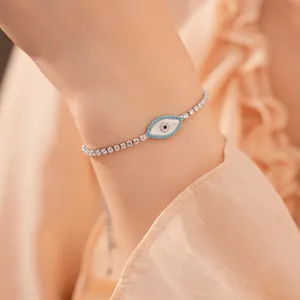 Detailopname van de zircon-schelp boze oog armband met turquoise en fonkelende details.