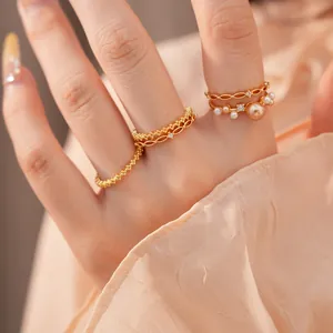 Detaillierte Nahaufnahme von 18 Karat vergoldeten Ringen mit Perlen und Zirkonia