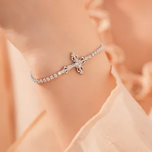 Elegante kruisarmband met fonkelende zirkonia-stenen op een delicate tennisarmband