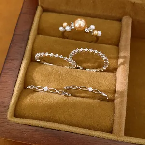 Elegantes 5er-Set 18 Karat vergoldete Ringe mit Perlen und Zirkonia in einer Schmuckschatulle
