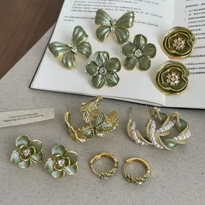 Boucles d'Oreilles Clous Papillon Fleur Perle Plaquées Or 14k pour Femmes Boucles d'Oreilles Vertes en Cuivre Strass