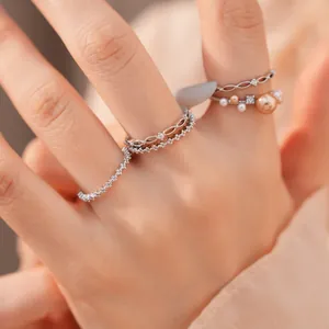 Detailansicht eines 5-teiligen 18 Karat vergoldeten Ring-Sets mit Perlen und Zirkonia