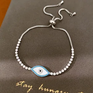 Detailweergave van de Evil Eye-armband met witte schelp en zirkonia-stenen