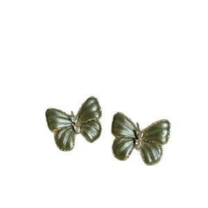 Élégantes boucles d'oreilles papillon plaquées or 14 carats au design vintage texturé