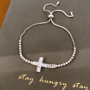 Detail van zilveren box-ketting armband met sprankelende zirkonia kruis hanger