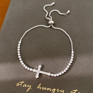 Gedetailleerd overzicht van zilveren kruisarmband met zirkonia en verstelbare sluiting