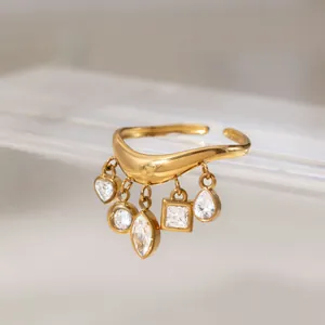 Eleganter 18k vergoldeter Edelstahlwellenring mit geometrischen Zirkonia-Anhängern