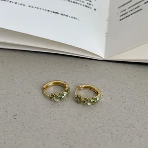 Vue détaillée de boucles d'oreilles créoles plaquées or 14 carats avec fleurs vertes rétro