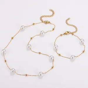 Detailansicht eines minimalistischen Edelstahl-Schmucksets mit Perlen und Goldperlenkette.