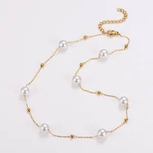 Elegante Detailansicht der vergoldeten Edelstahlkette mit Perlen und Goldperlen.