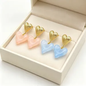 Boucles d'oreilles élégantes rétro double cœur français en métal doré et résine.