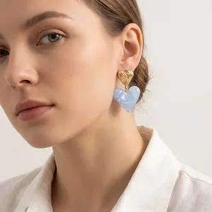 Boucles d'oreilles pendantes vintage double cœur en métal doré et marbre bleu.