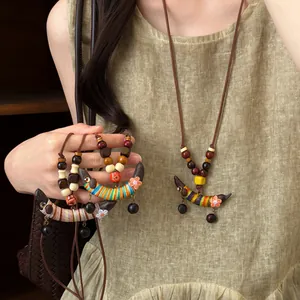Collier Pendentif Pois en Perles de Bois Rétro Ethnique pour Femmes Design Unique Chaîne de Pull Longue Faite à la Main Bijoux de Mode